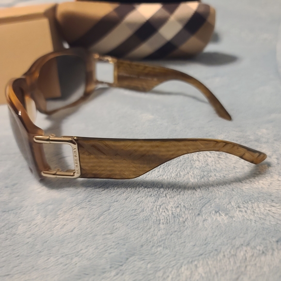 Burberry Sunnies Everything Included With COA - Picture 4 of 8